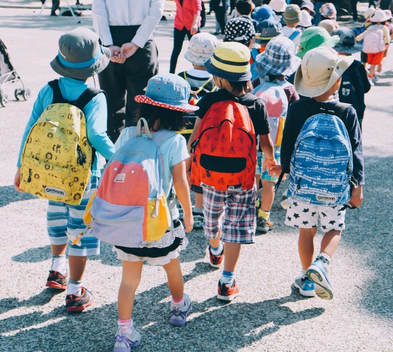 Zdjęcie dzieci idących do szkoły